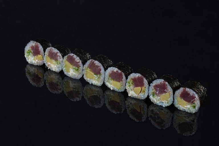 Tuna avocado maki