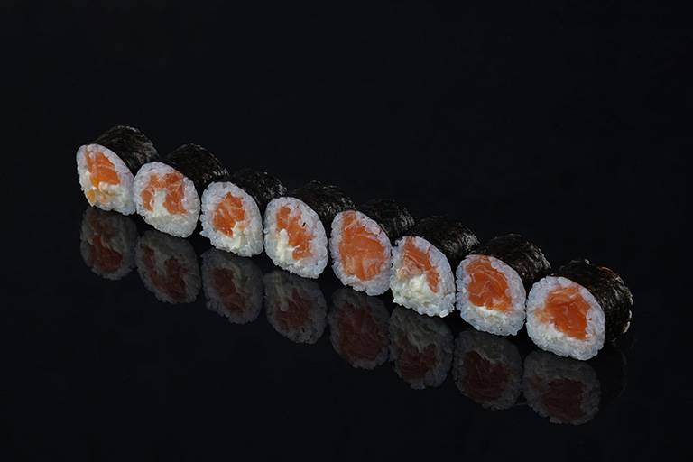 Spicy salmon maki