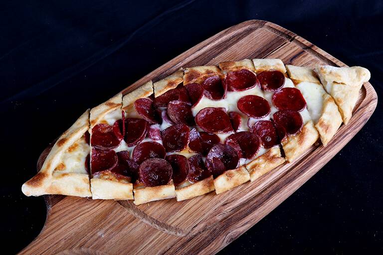 Sucuk pide