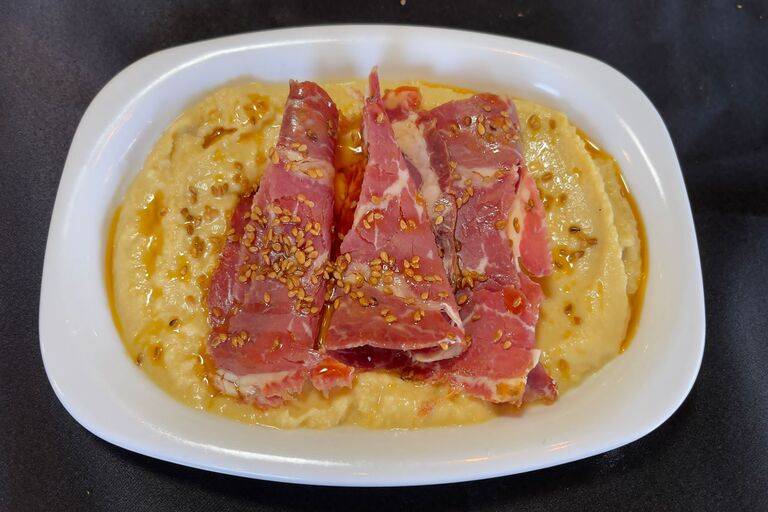 Hummus with pastirma
