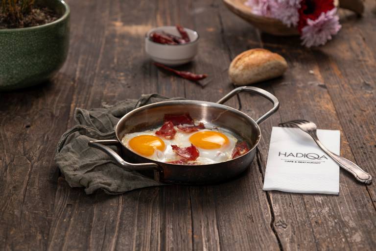Eggs with pastırma