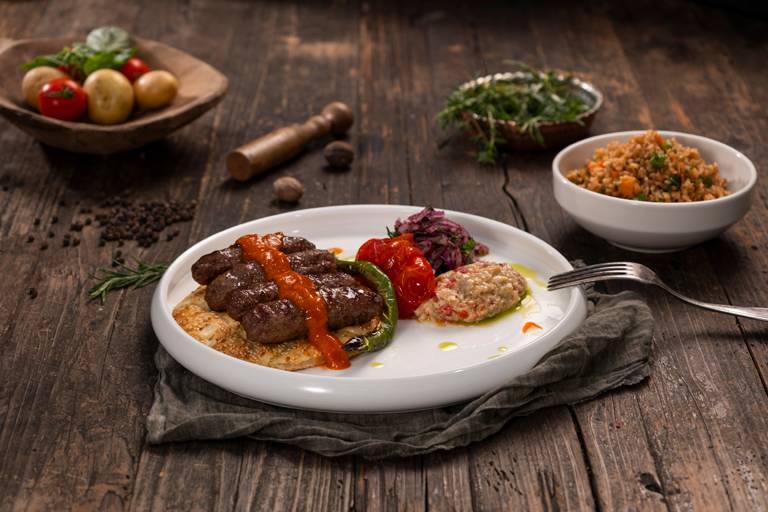 İnegöl köfte 160 g with vegetable einkorn bulgur, söğürtme and pide
