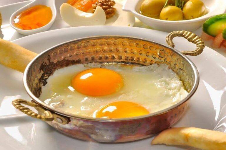 Sahanda yumurta (Turkish pan-fried eggs)