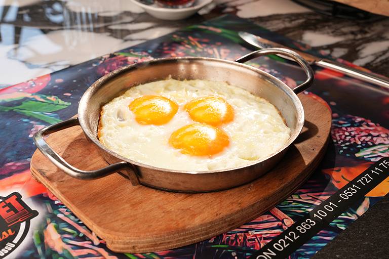 Sahanda yumurta (Turkish pan-fried eggs)