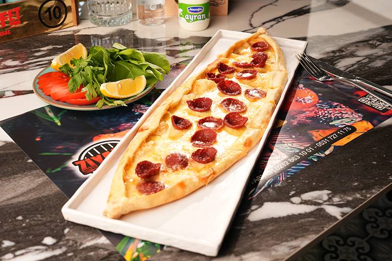 Sucuk and kaşar pide