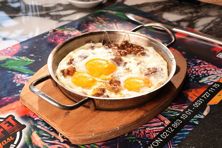 Kavurmalı Yumurta (Turkish eggs with kavurma)